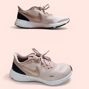 Nike Women's Revolution 5 running shoe in the 'Barely Rose' colorway Size 9